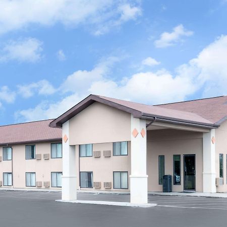 Super 8 By Wyndham Huron Exterior photo