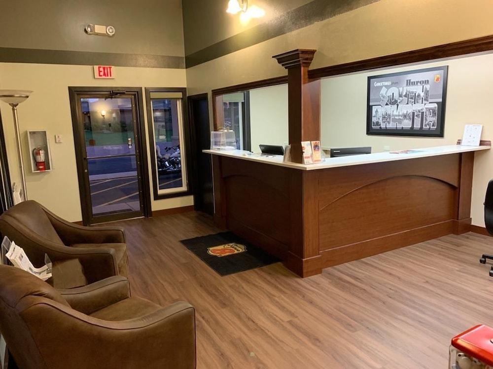 Super 8 By Wyndham Huron Exterior photo