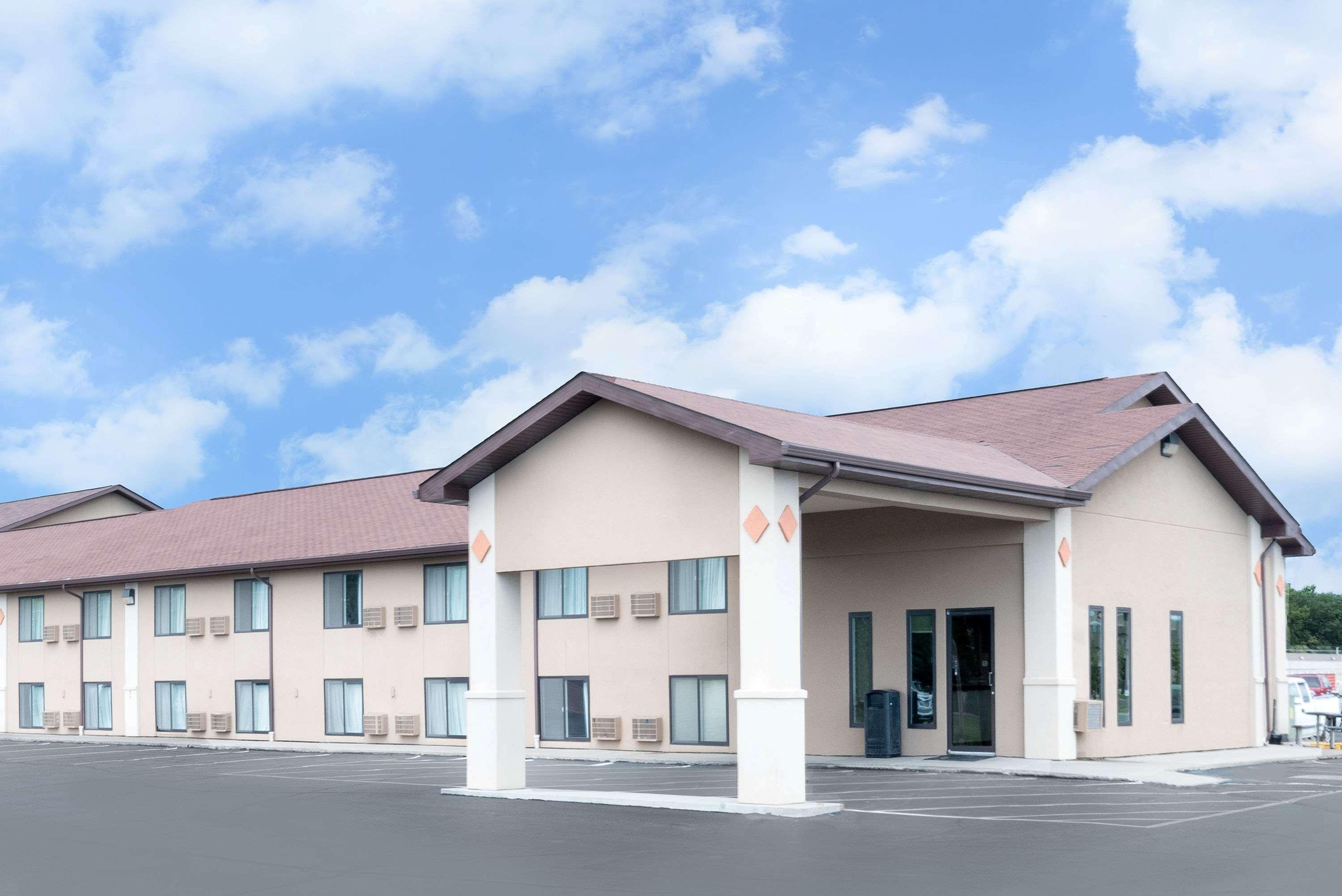 Super 8 By Wyndham Huron Exterior photo