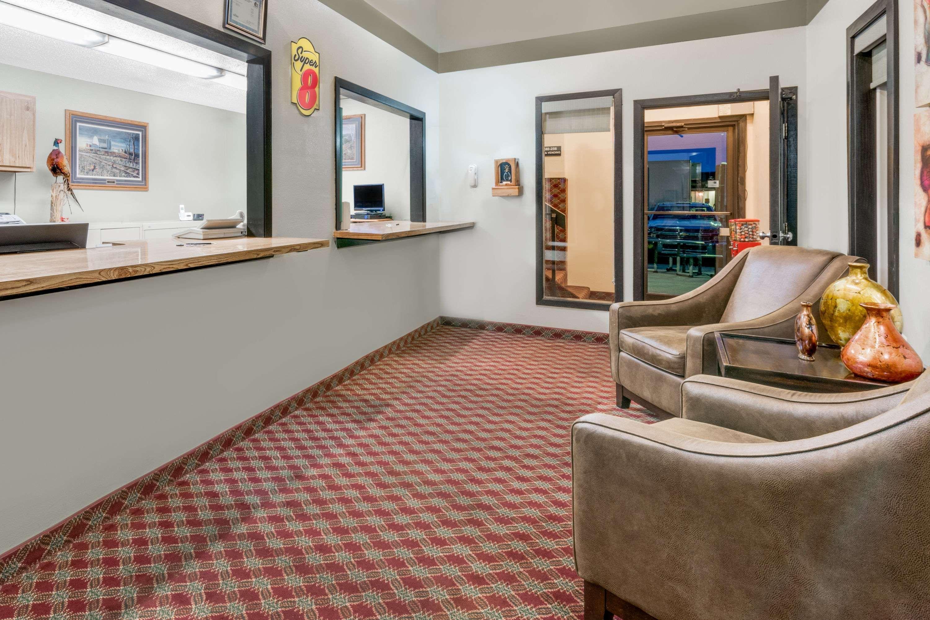 Super 8 By Wyndham Huron Exterior photo