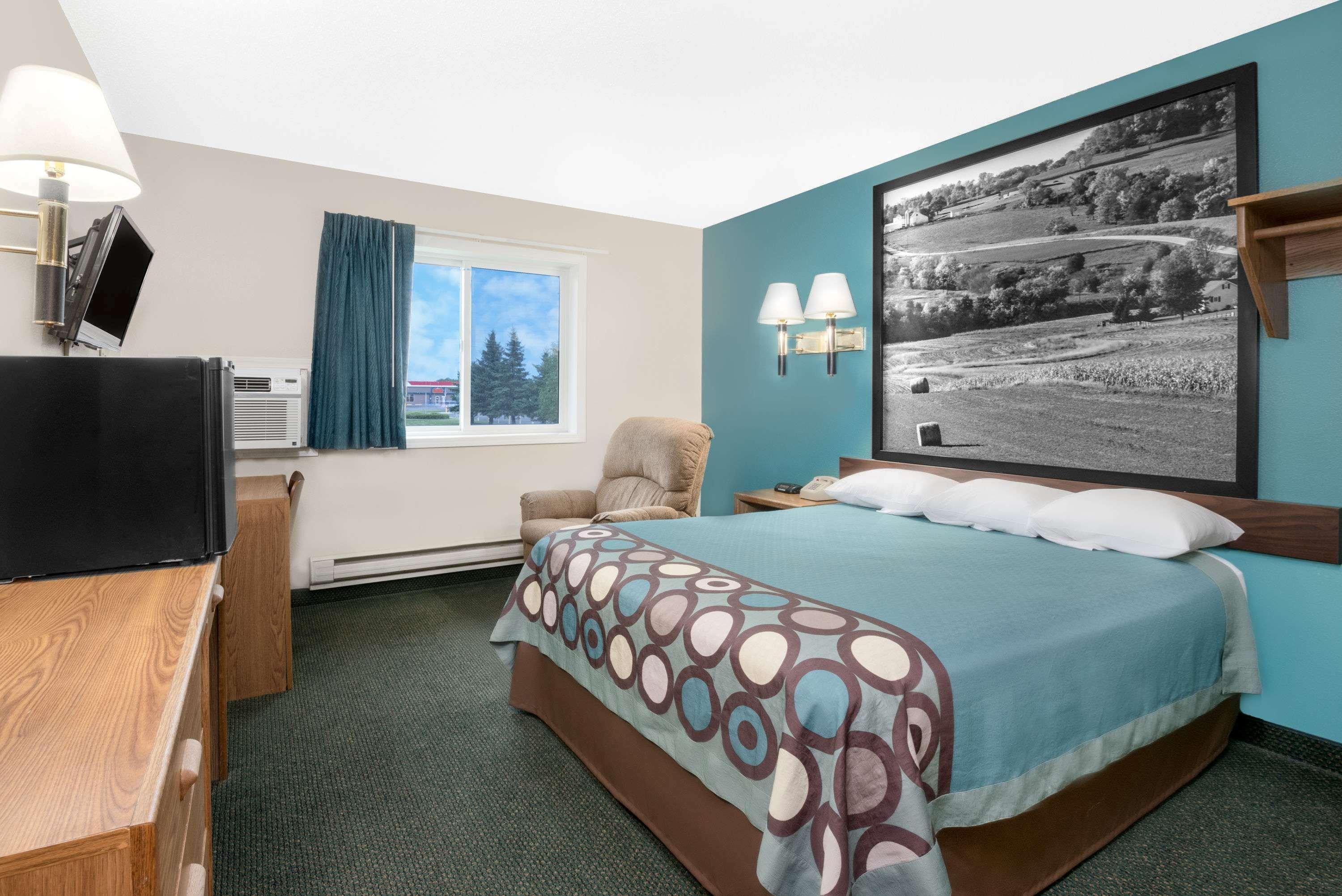 Super 8 By Wyndham Huron Exterior photo