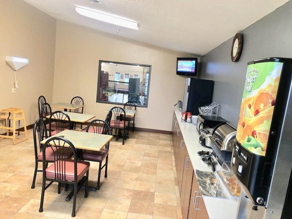 Super 8 By Wyndham Huron Exterior photo